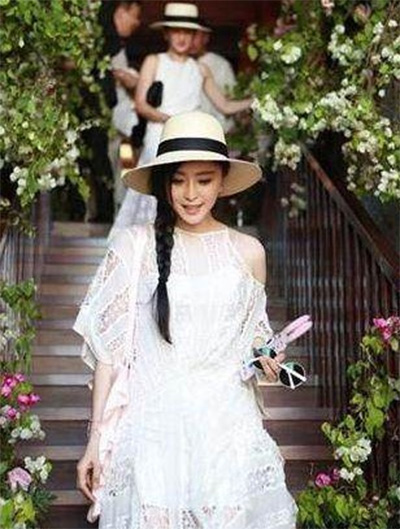 看看女星們花式戴草帽的帽子戲法！