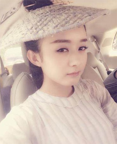 看看女星們花式戴草帽的帽子戲法！